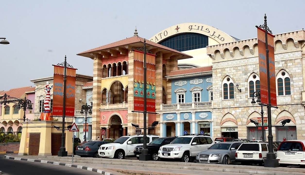 Al Satwa_cars parked in front of a building