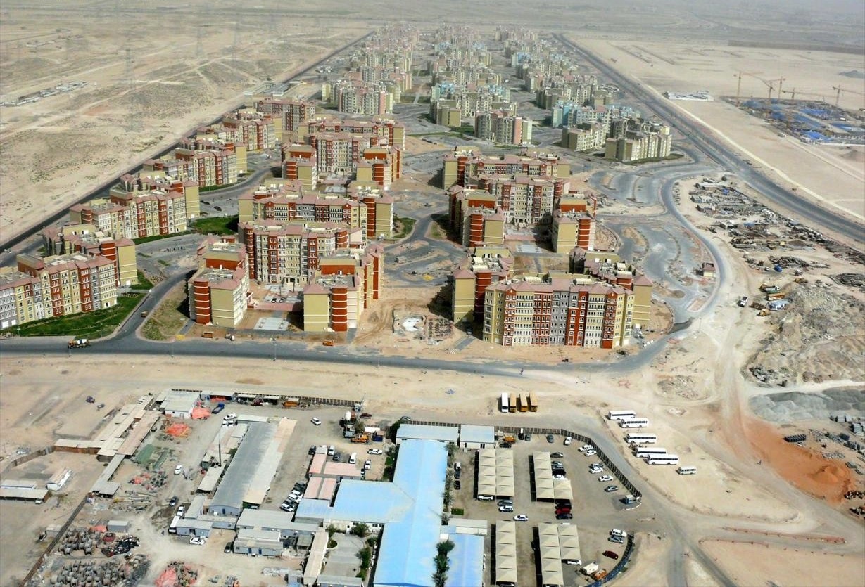 Discovery Gardens_a large city with a lot of buildings