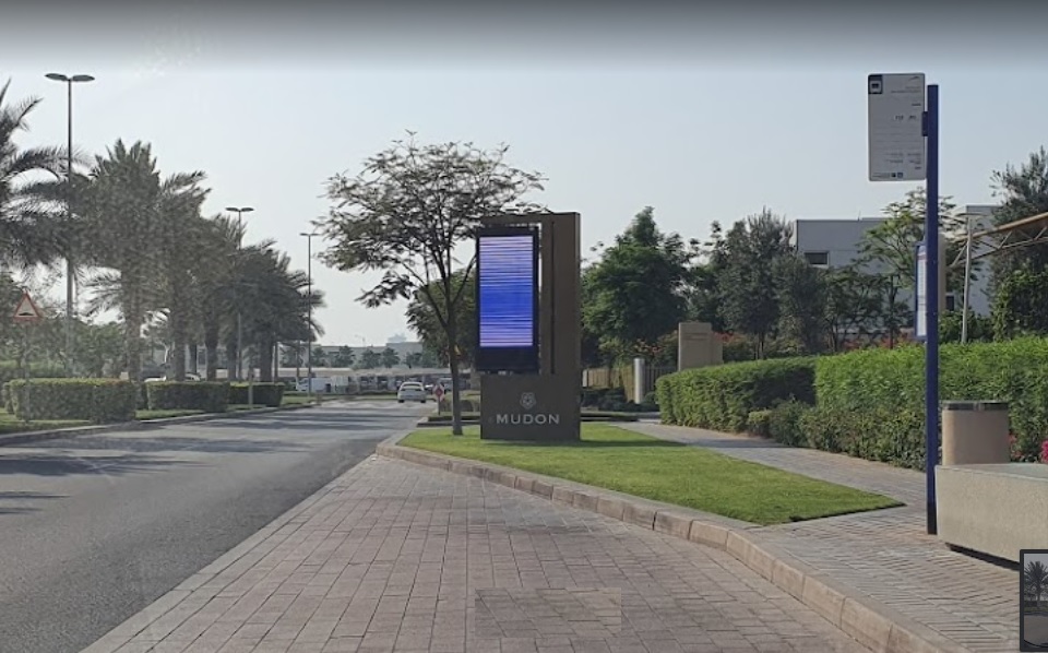 Mudon_a city street with a sign on the side of the street