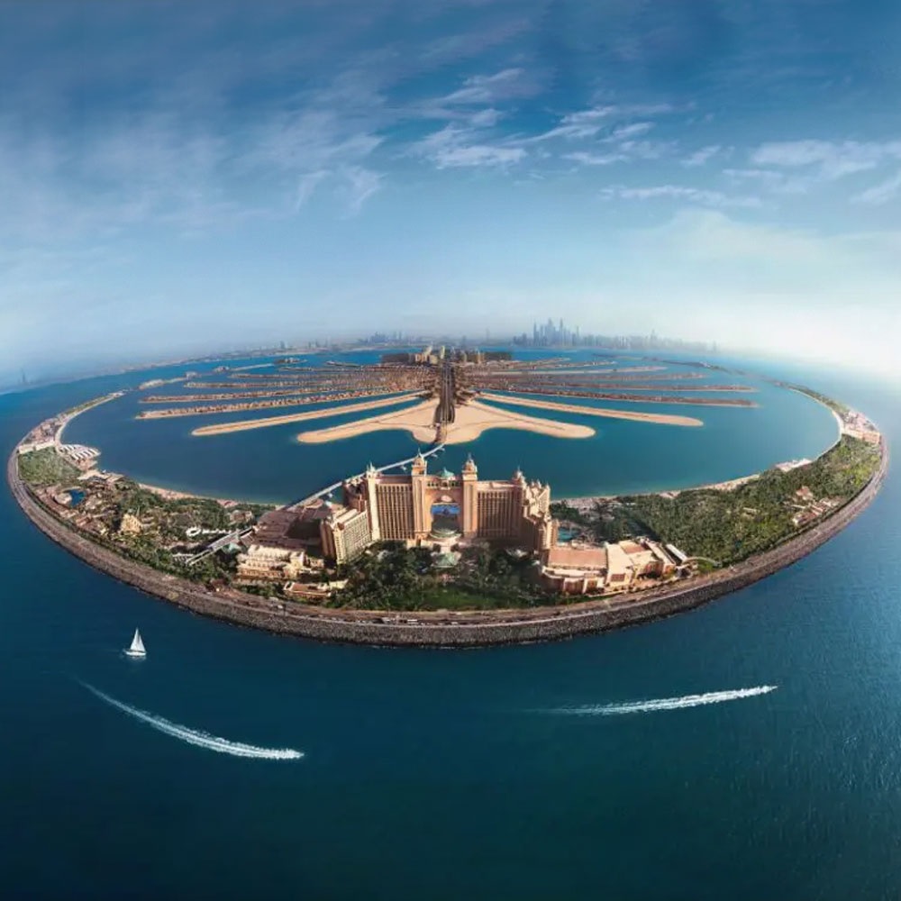 Palm Jumeirah_a large body of water with a lighthouse