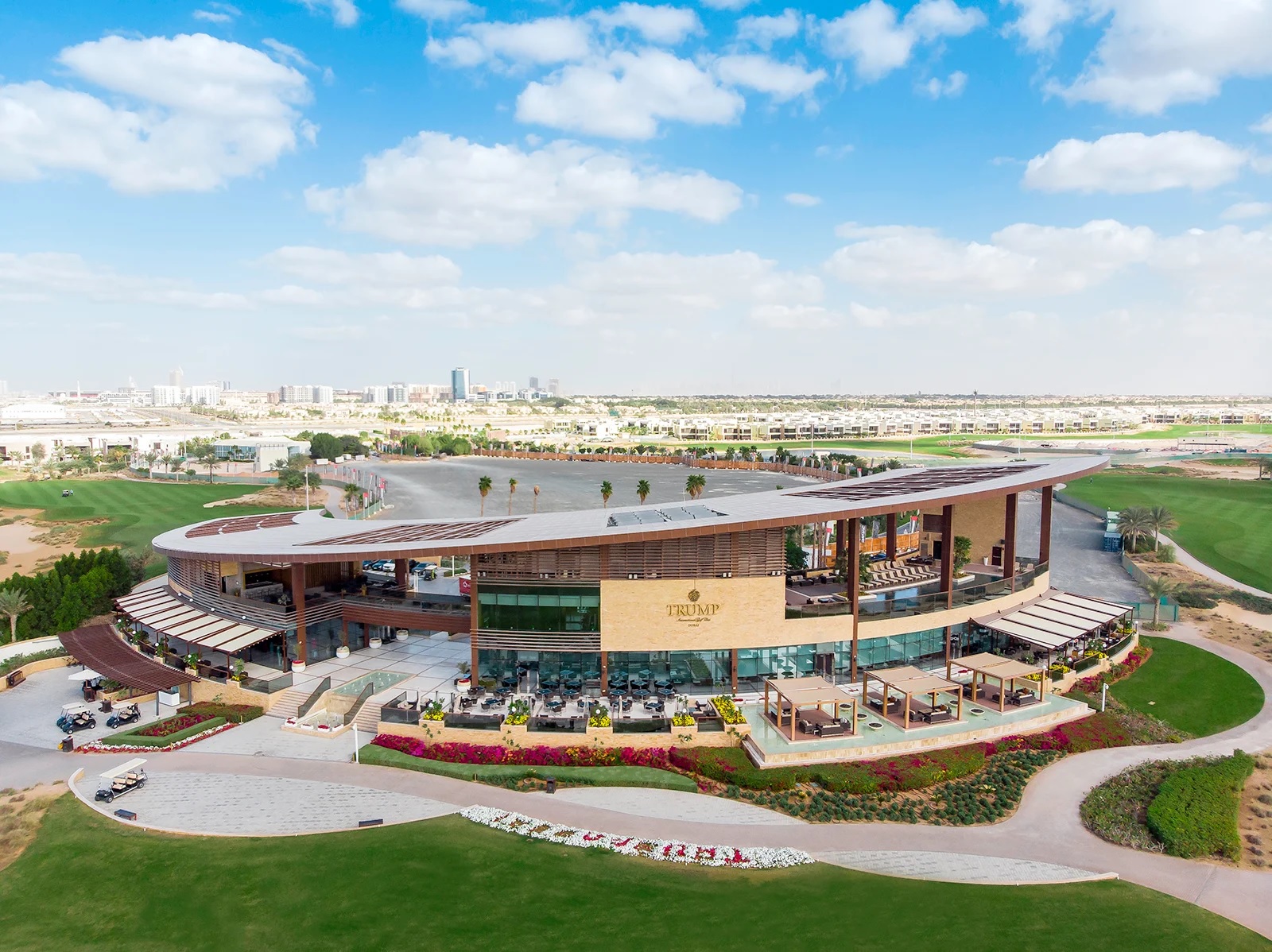 Remraam_a large building with a lot of windows